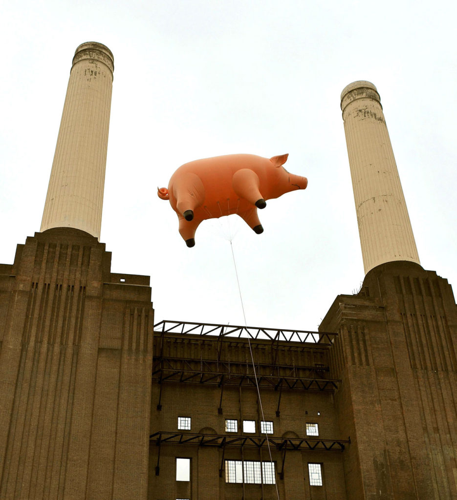 Giant inflatable pig over battersea power station