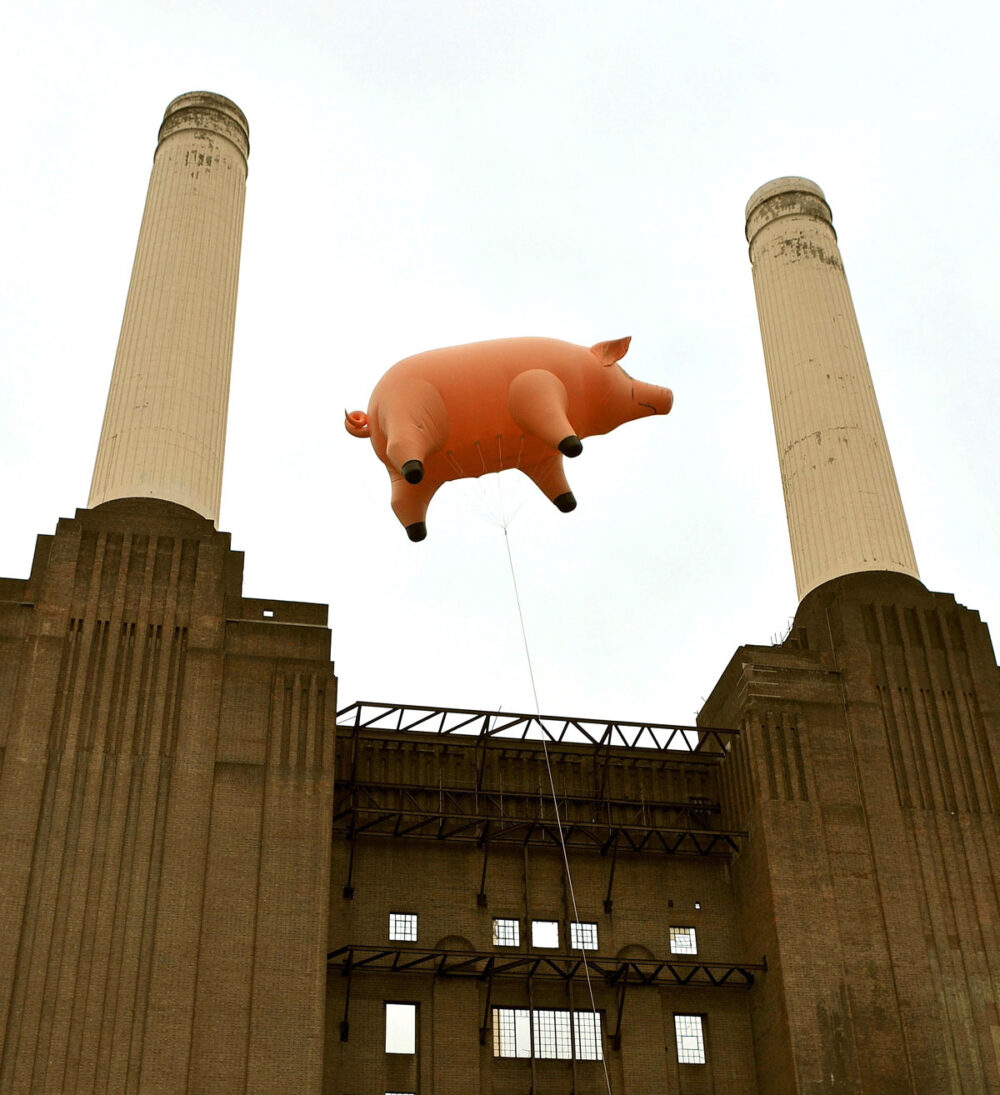 Giant inflatable pig flying at Battersea Power Station
