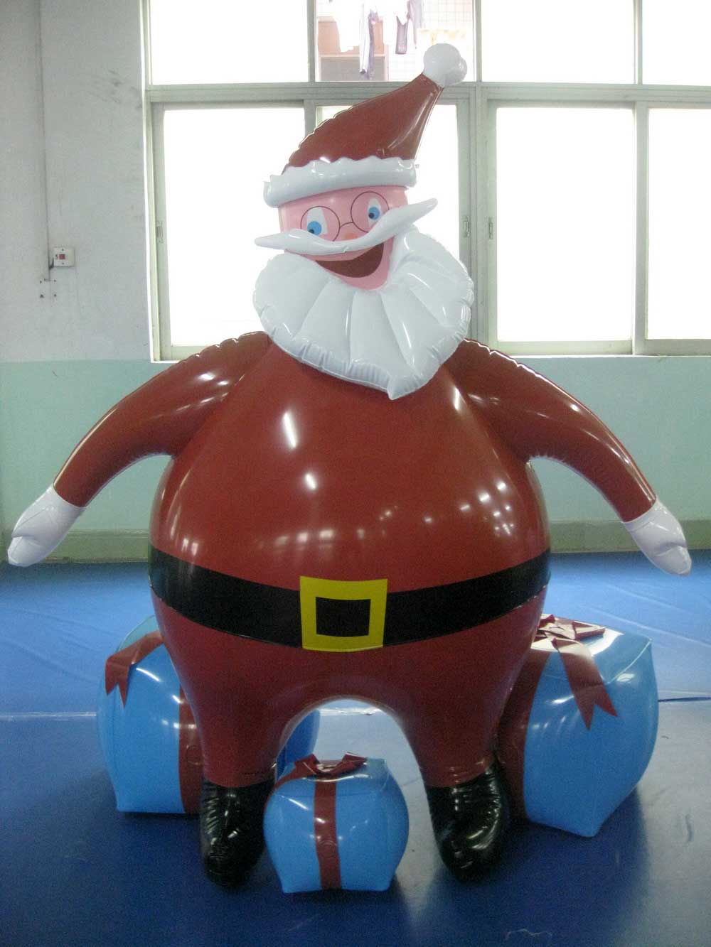 Inflatable Father Christmas... and his 500 friends for Carrefour