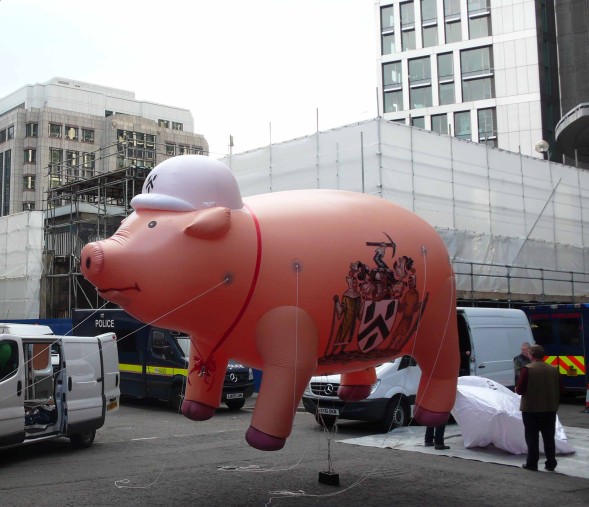 Mayor Inflatable Inflatable pig and AA cards for the Lord Mayor's Show
